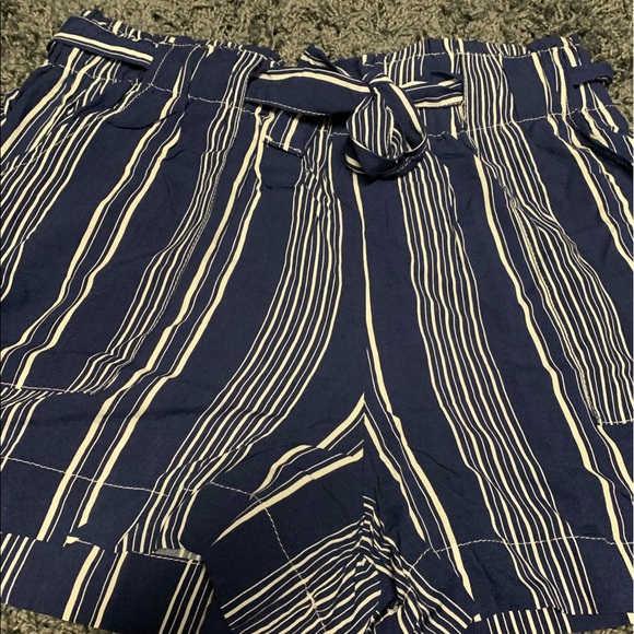 Dressy blue & white shorts - Picture 2 of 5